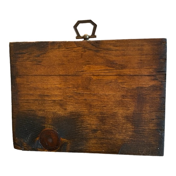 Vintage 3D wall hanging paper tole art on a wooden plaque. - Picture 3 of 3